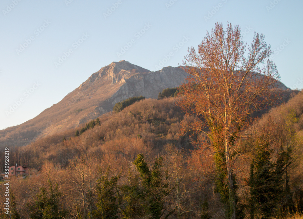 Tramonto sui monti della Toscana