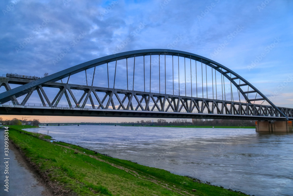 Eisenbahnbrücke über den Rhein in Düsseldorf Hamm