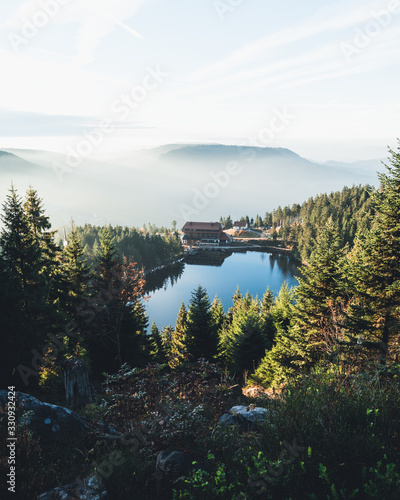 Der schwarzwälder Mummelsee während eines wunderschönen Sonnenaufgangs 