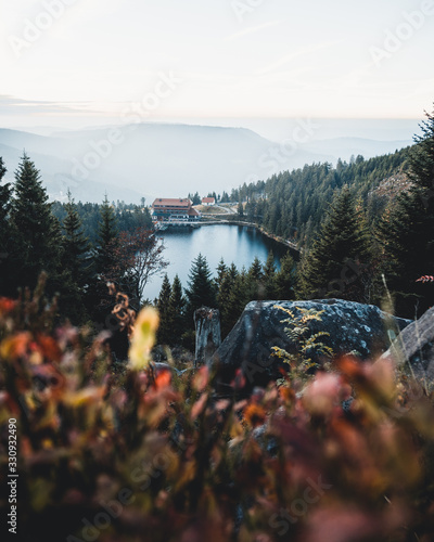 Der schwarzwälder Mummelsee während eines wunderschönen Sonnenaufgangs 