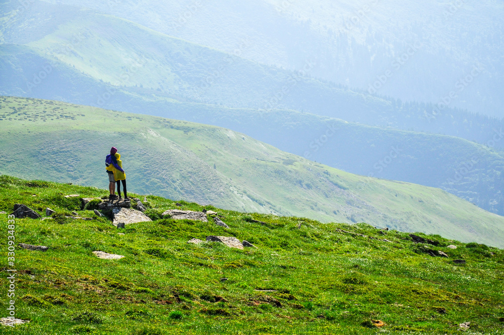 Naklejka premium hiker on the top of mountain