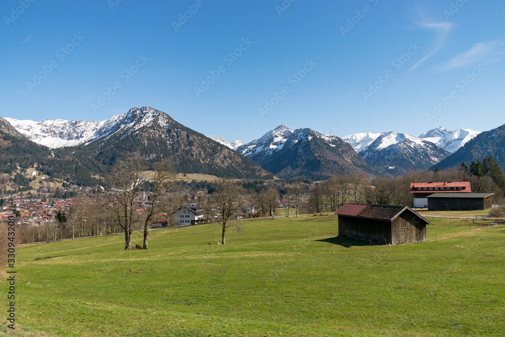 Blick auf Oberstdorf vor den Allgäuer Hochalpen