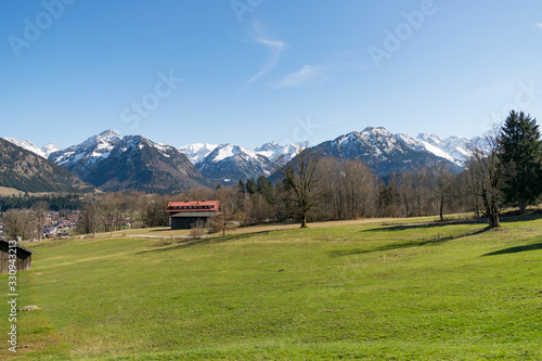 Blick auf Oberstdorf vor den Allgäuer Hochalpen