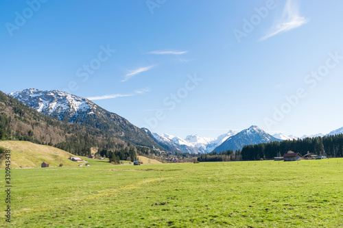 Die Landschaft mit den Bergen von Oberstdorf im Allgäu lockt zahlreiche Touristen ins Oberallgäu.
