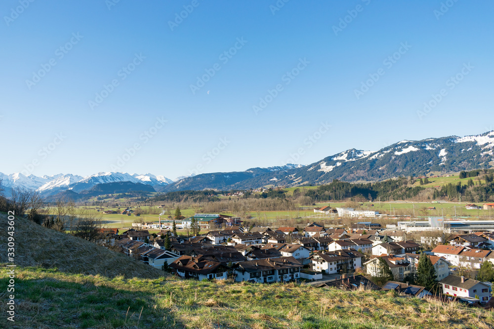 Naklejka premium Blick über Altstädten bei Sonthofen auf die Berge. Die Region im Allgäu ist ein beliebtes Ziel von Urlaubern, die sich in den Alpen erholen möchten oder die sportliche Herausforderung suchen.