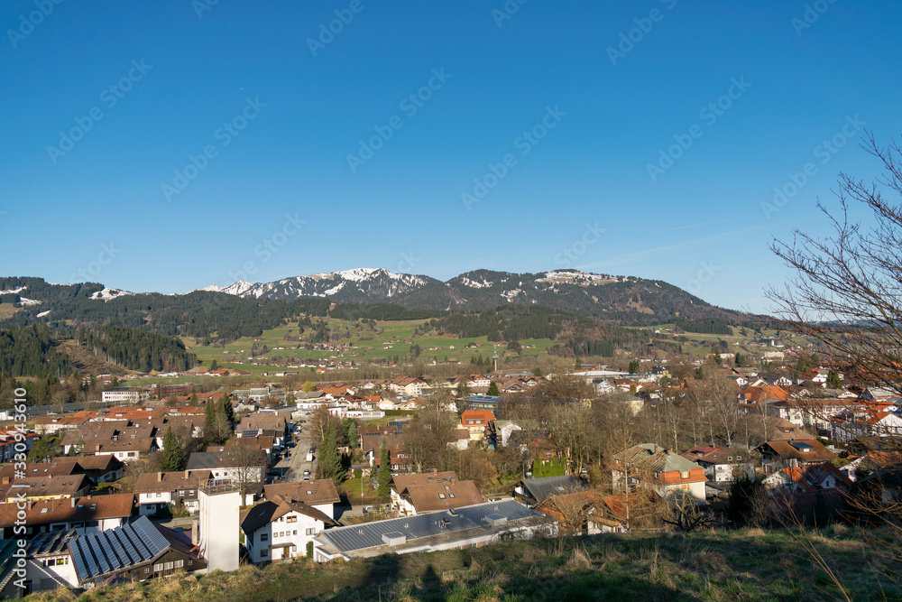 Blick über die Sonthofen auf die Berge. Die Stadt im Allgäu ist ein beliebtes Ziel von Urlaubern, die sich in den Alpen erholen möchten oder die sportliche Herausforderung suchen.
