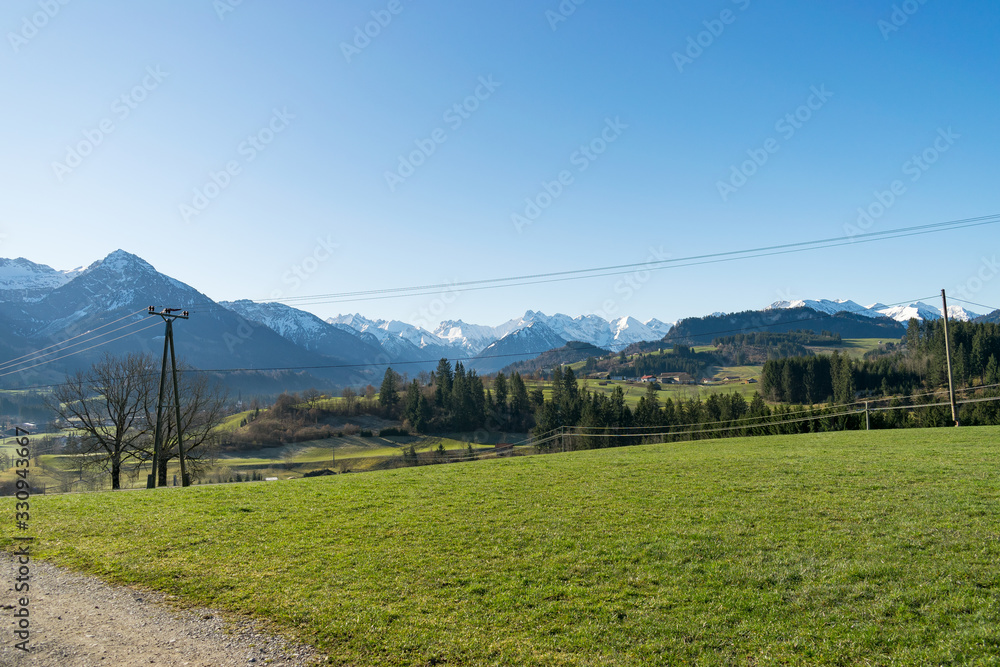 Blick auf die Alpen bei Oberstdorf in Bayern.