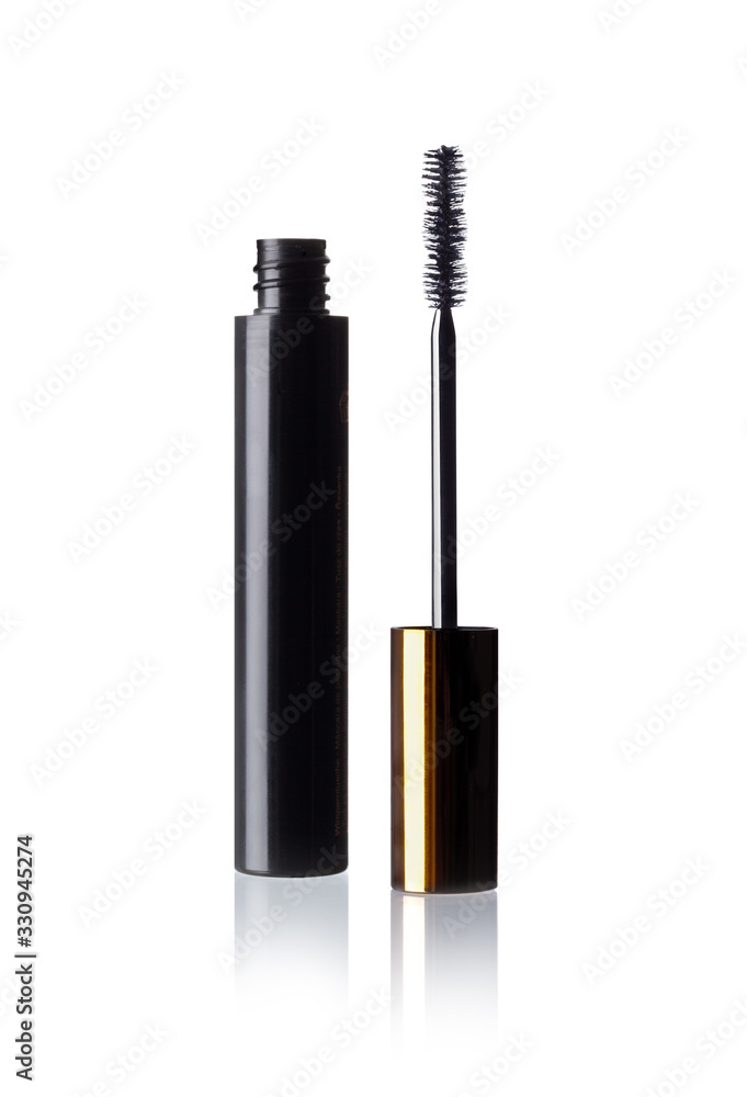 Obraz premium eine Mascaraflasche und Brush isoliert auf weiß