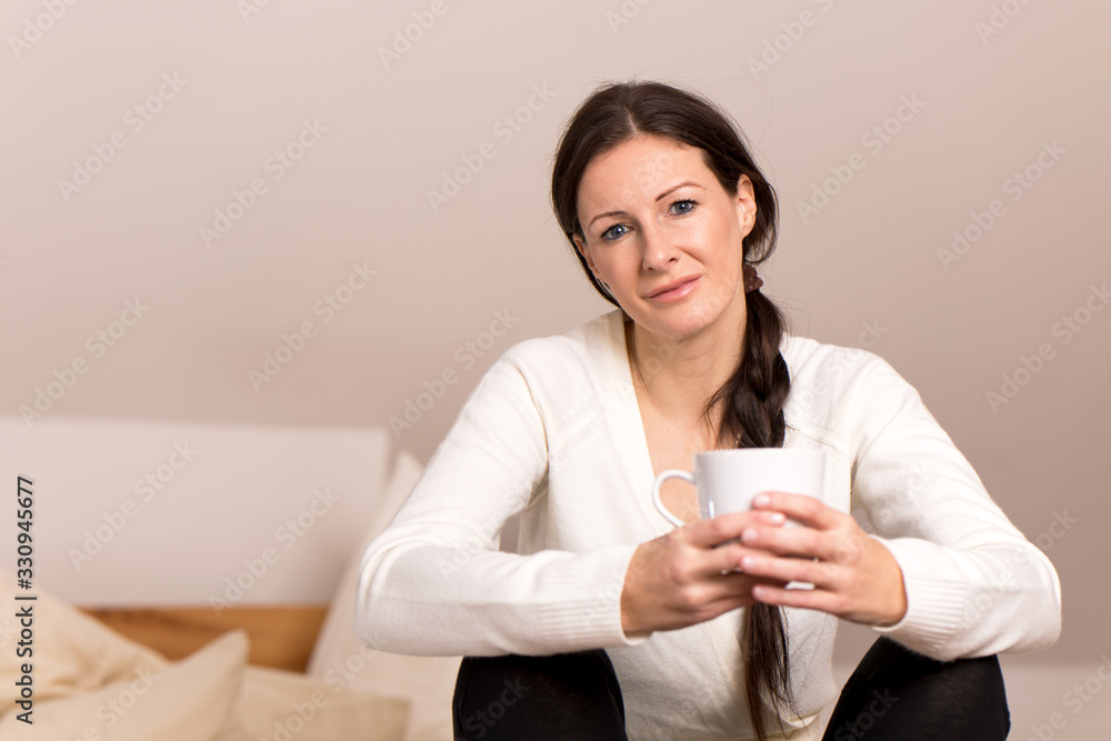 Mädchen sitz am Bett und denkt nach Mädchen sitz am Bett und denkt nach