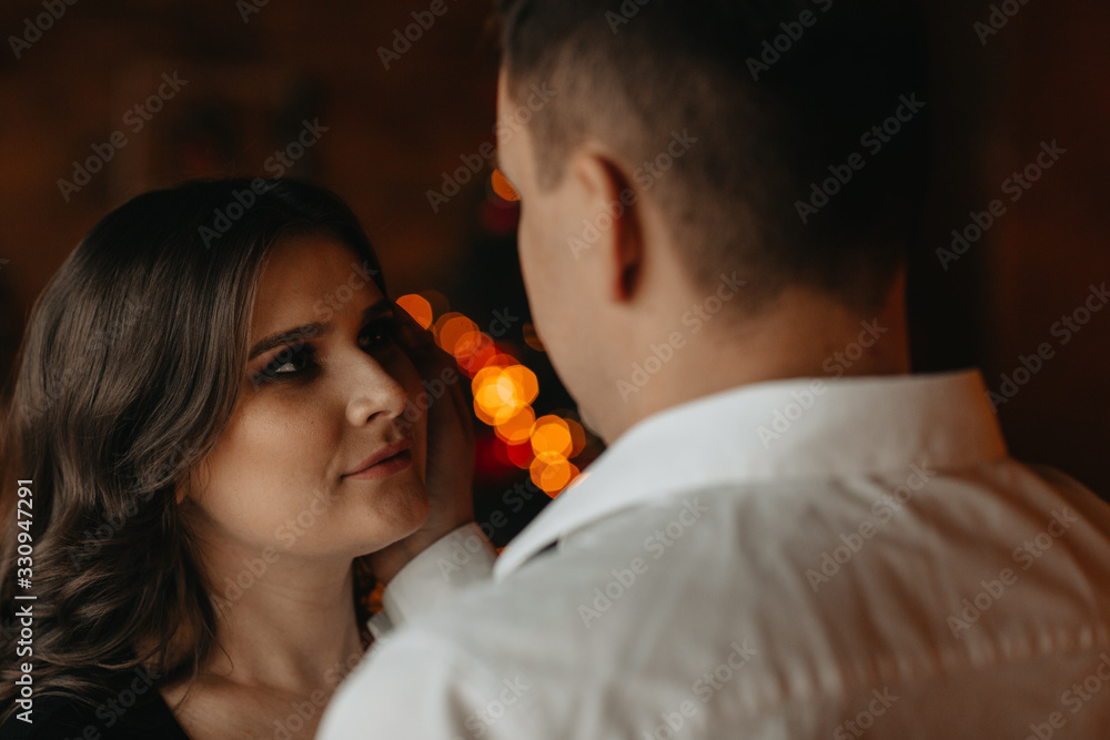 Naklejka premium tender and sensual hugs of husband and his pregnant wife