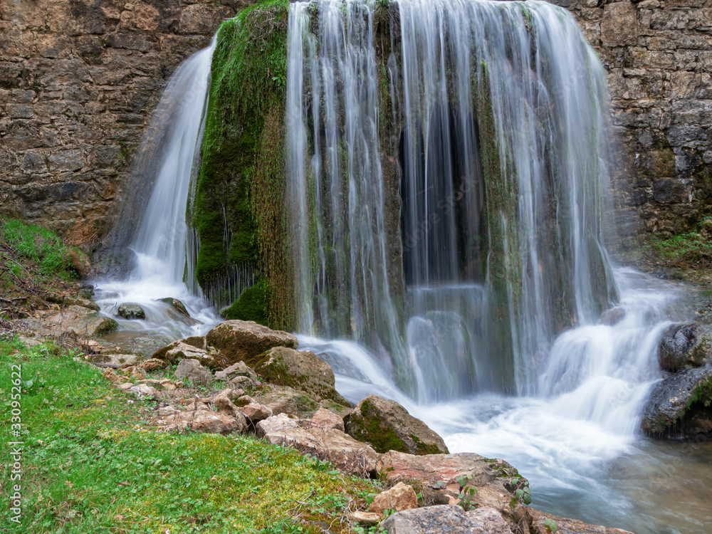 Fototapeta premium Jeux d'eau avec le Gardon à Vareille, Ambérieu-en-Bugey