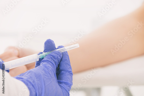 Photos Doctor's hands holding a ready-to-use syringe