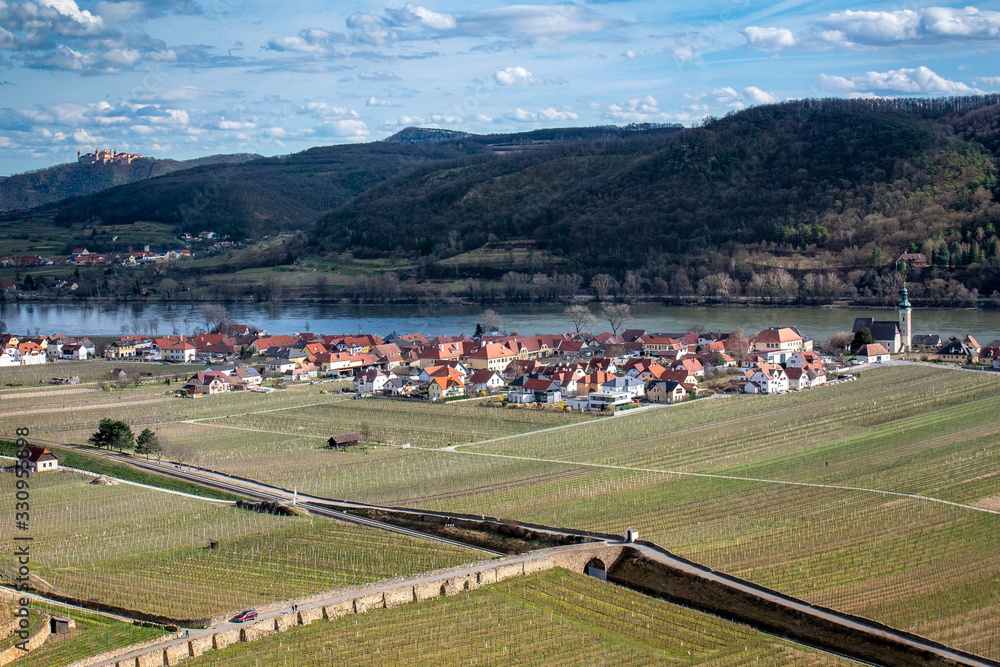 Fototapeta premium Wachau Unterloiben mit Göttweig