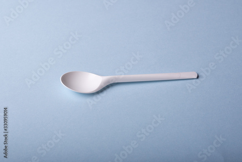 cucharas de plástico blancas sobre un fondo azul