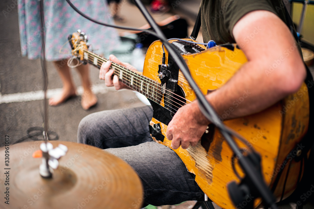 Obraz premium man playing guitar