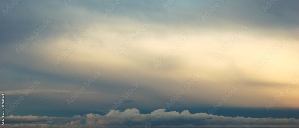 Bannière texture de nuages dans le ciel au coucher du soleil
