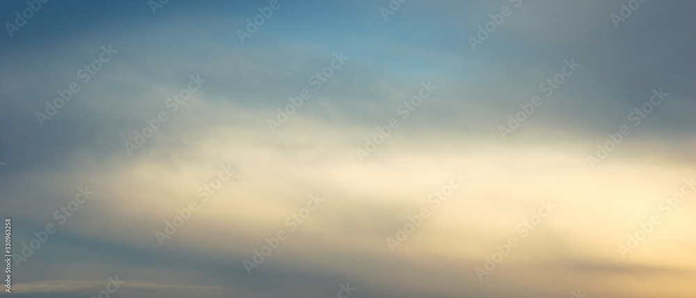 Bannière texture de nuages coloré jaune et bleu au coucher du soleil