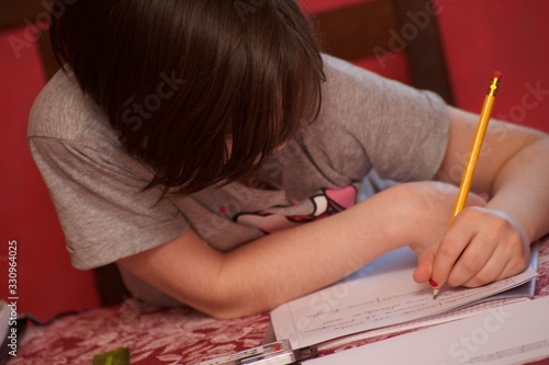 Adolescente con sindrome di asperger che fa i compiti