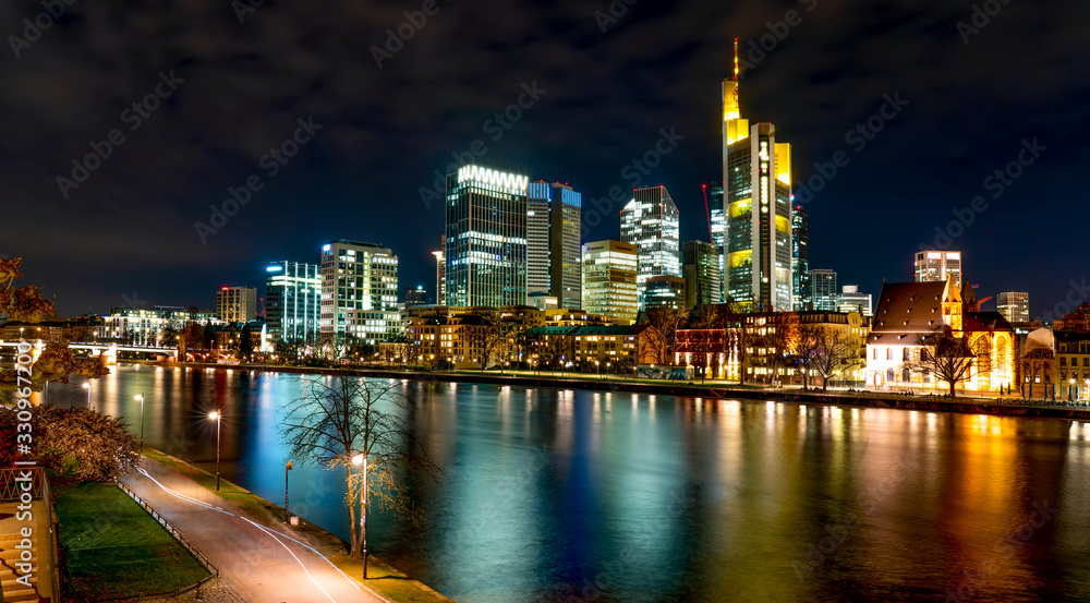 Frankfurt am Main Skyline und Mainpromenade