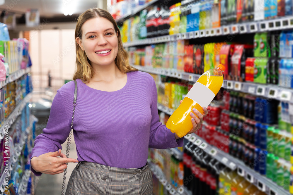  female want to buying bottle of juice