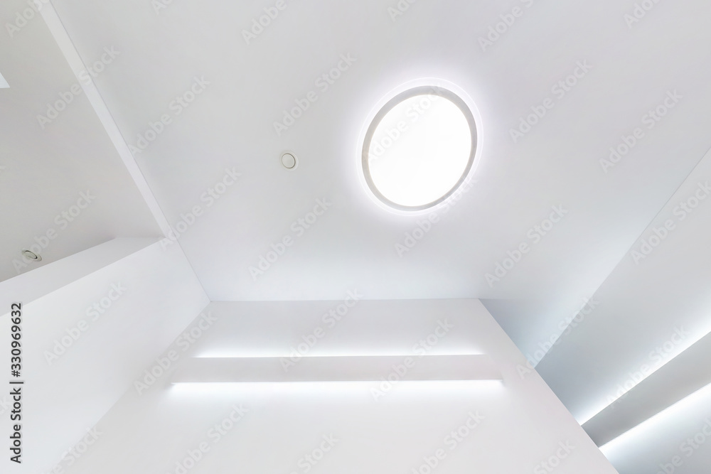 Φωτογραφία suspended ceiling with halogen spots lamps and drywall construction in empty room in apartment or house
