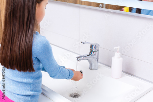 Canvastavla Small child washing hands with soap and water, detail