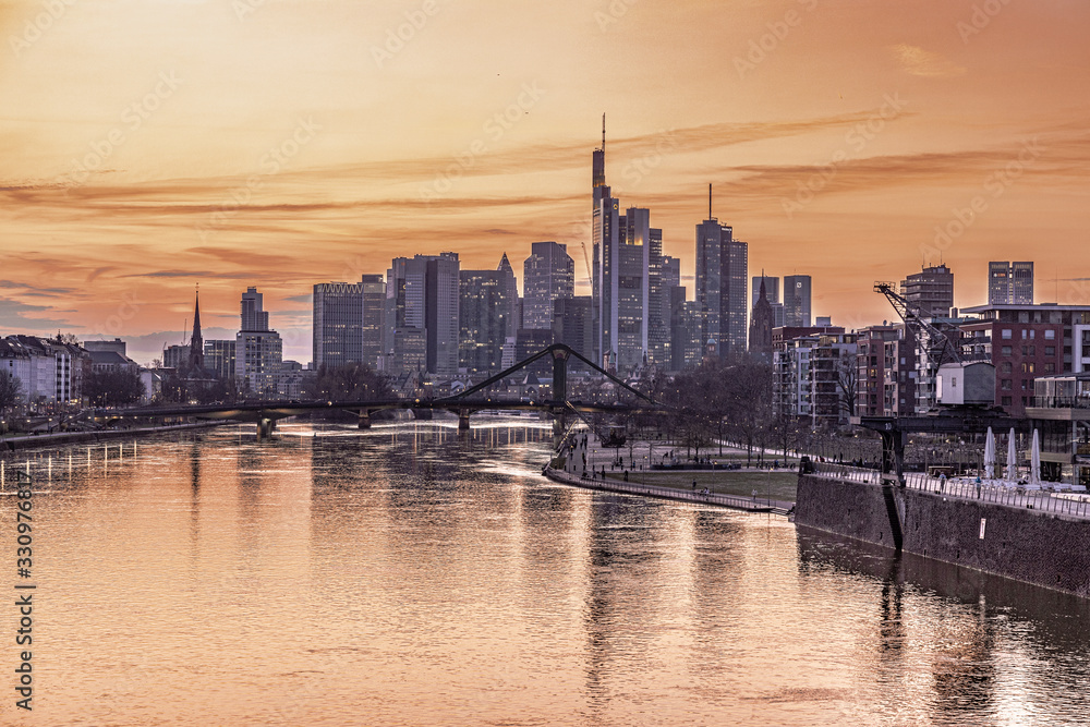 Fototapeta premium Abendrot über der Frankfurter Skyline 
