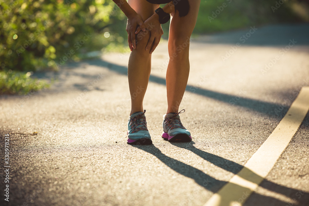Young female runner got sports injury on knee