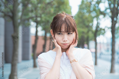 ショックを受けて悲しい表情をする女性 Stock Photo Adobe Stock ショックを受けて悲しい表情をする女性 Stock Photo Adobe Stock