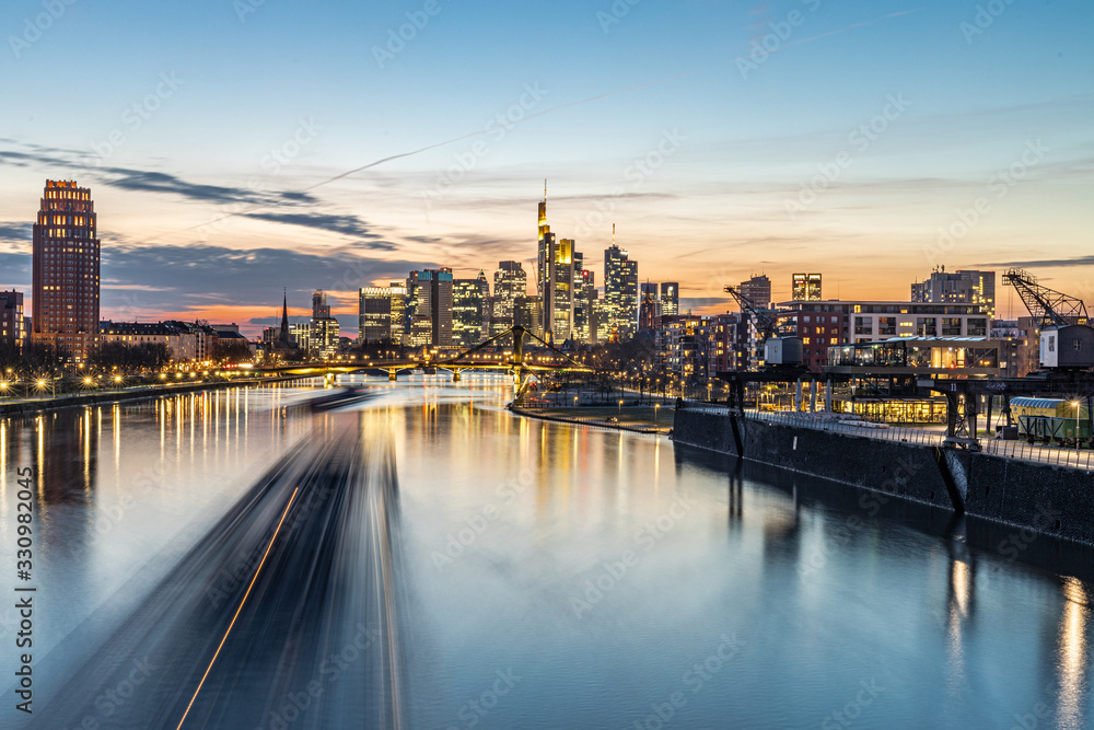 Sonnenuntergang über Frankfurt Skyline, Schiffe im Main 