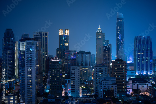 Fototapeta Naklejka Na Ścianę i Meble -  Bangkok night building