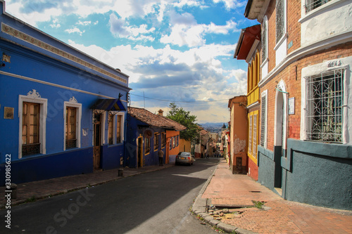 Enge Straße mit bunten niedrigen Häusern mit bunten Fassaden in Bogotá, Kolumbien