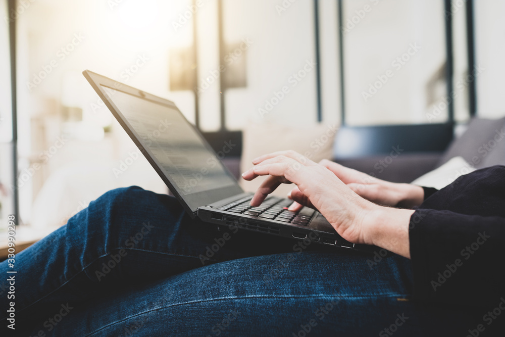 Fototapeta premium Le télétravail se généralise dans toutes les entreprises