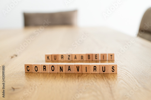 Coronavirus und Kurzarbeit-Konzeptbild photo
