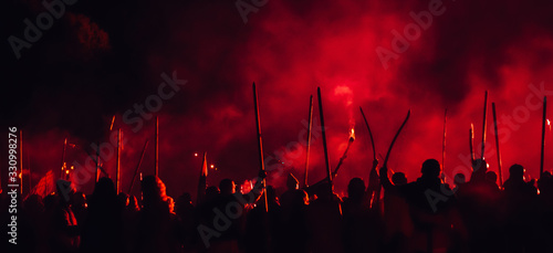 Photographie A medieval troop on the battlefield at night