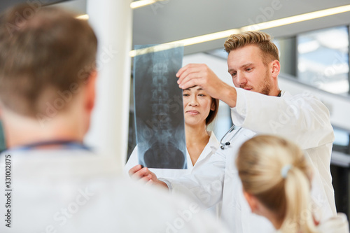 Ärzte in einem Workshop für Röntgendiagnostik