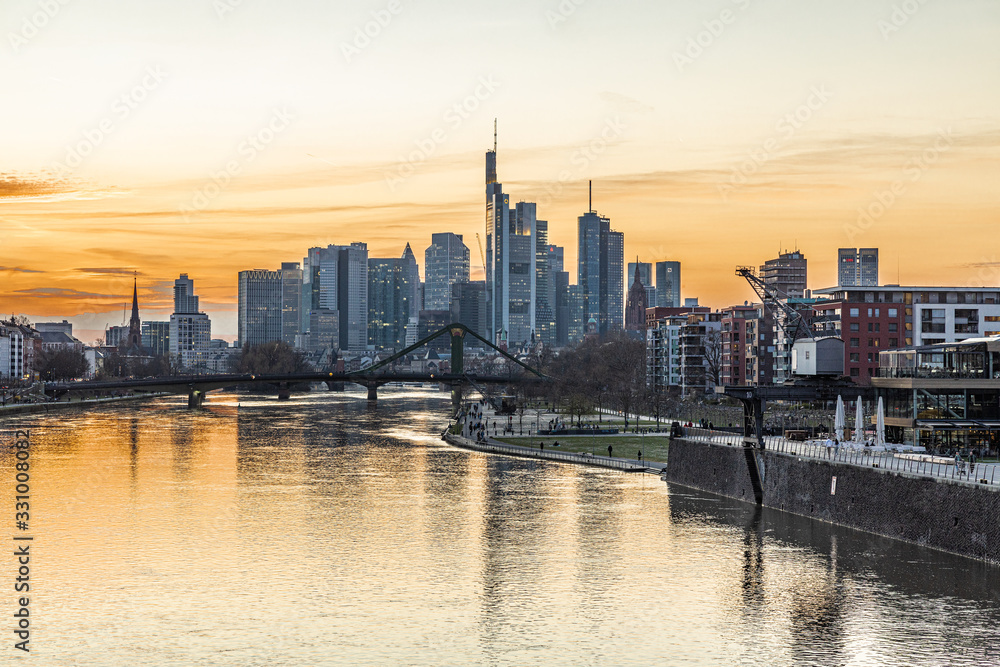 Frankfurt Skyline bei Sonnenuntergang 