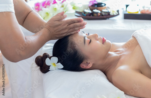 Asian woman are treated by professional masseuses in spa salons Healthy massage Massage to relieve fatigue and relax