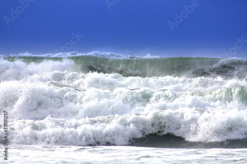 Wellen und Gischt am Atlantik in Biscarrosse. Frankreich