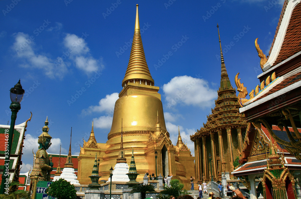 Temple de Thaïlande avec ses statues et stupas