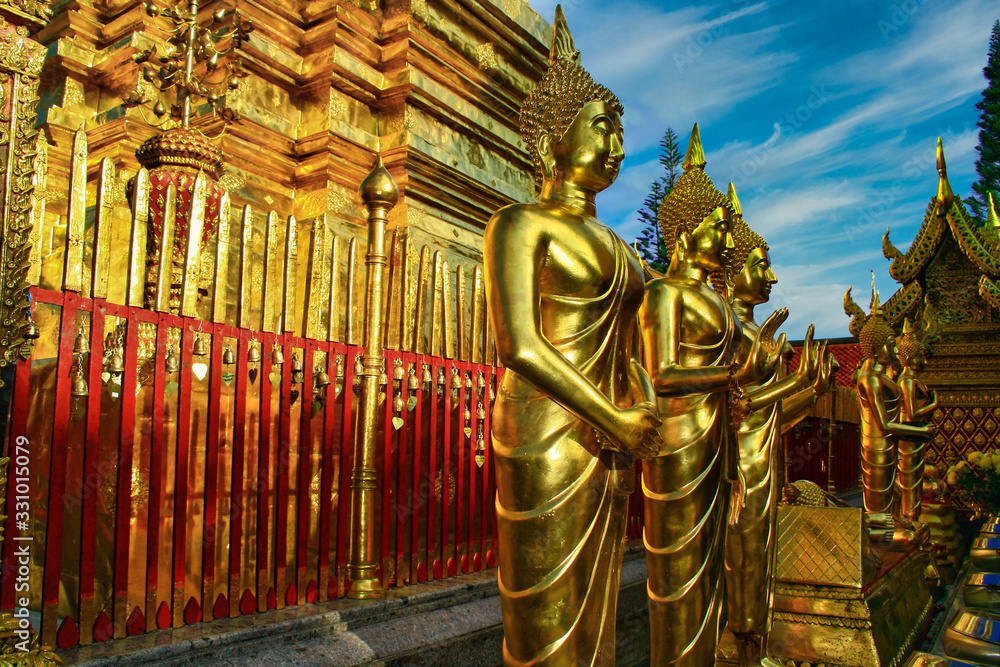 Fototapeta premium Temple de Thaïlande avec ses statues et stupas
