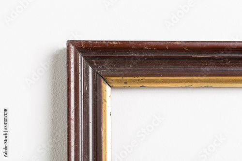 Angle de cadre en bois usé avec liseret en or
