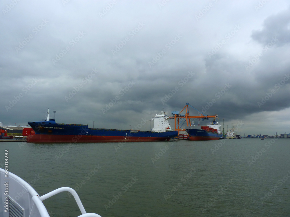 Fototapeta premium Frachtschiffe und Container im Hafen von Antwerpen.