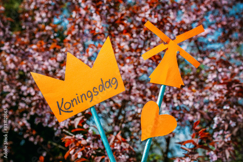Obraz na płótnie Paper cut crown with an inscription Koningsdag against the background of flowers w salonie