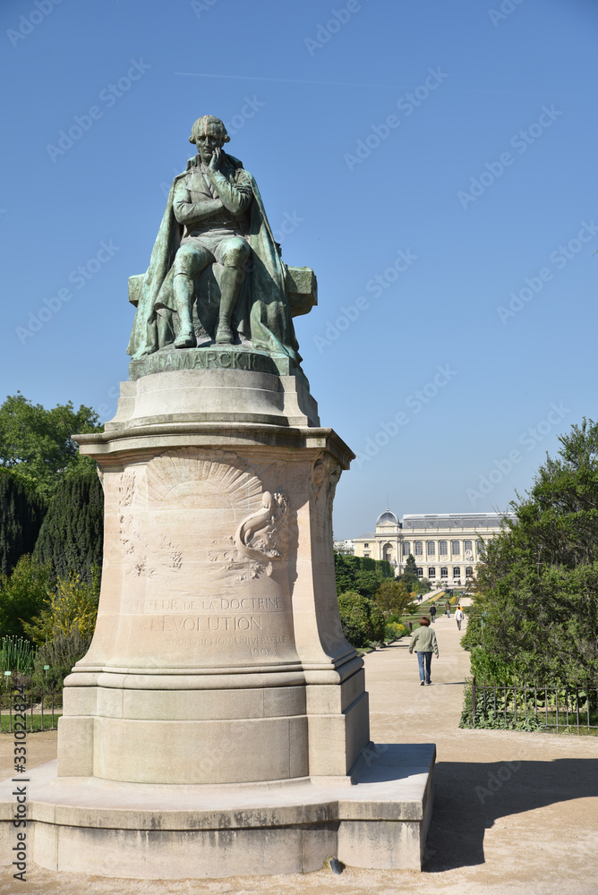 Obraz premium Statue de Lamarck à Paris, France