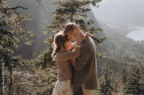 couple kiss