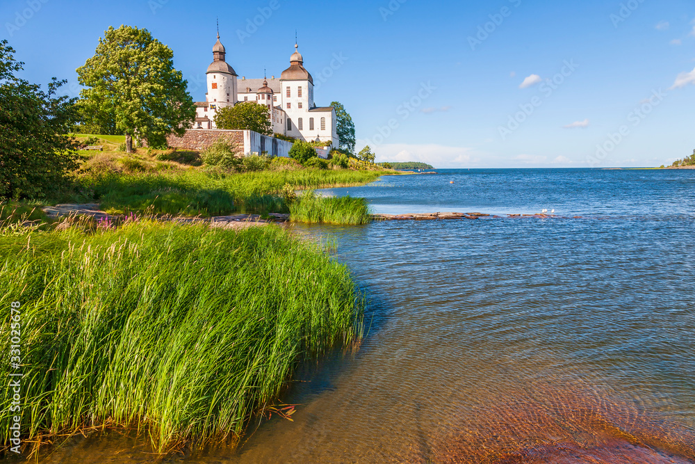 Obraz premium Lacko castle in Sweden at a shoreline a beautiful summer day