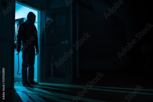 Einbrecher mit Brecheisen an Wohnungstür