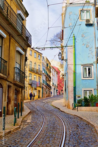 stretto vicolo caratteristico acciottolato nel quartiere Alfama nella città di Lisbona in Portogallo. E' un luogo molto apprezzato dai turisti raggiungibile dal famoso tram n. 28 © Simona Bottone