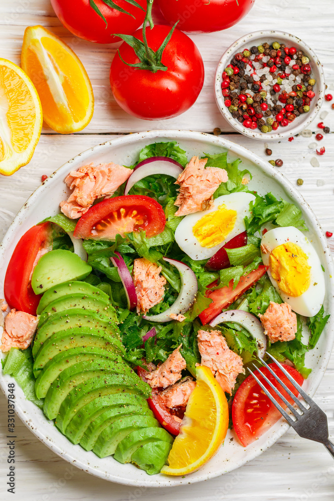 Φωτογραφία Delicious fish salad (salmon or tuna) with lettuce, tomatoes, red onion, eggs and avocado with dressing of olive oil , mustard and spices